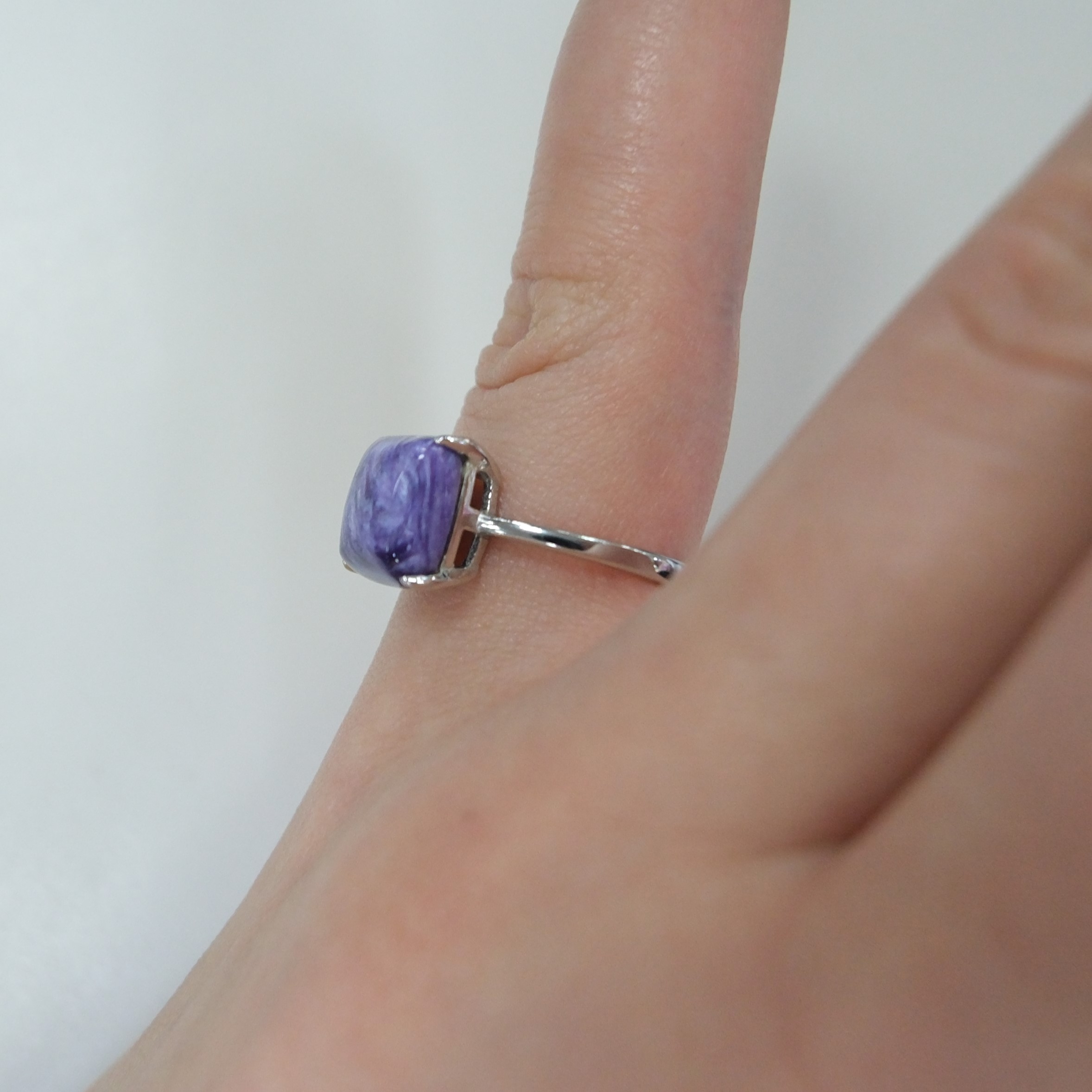 Серебряное кольцо с чароитом